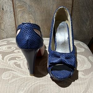 Escarpins look vintage à bout ouvert